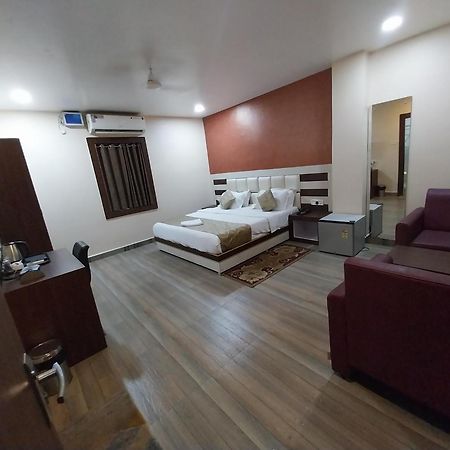 Hotel Paradise Convention บูบันเนสชวาร์ ภายนอก รูปภาพ