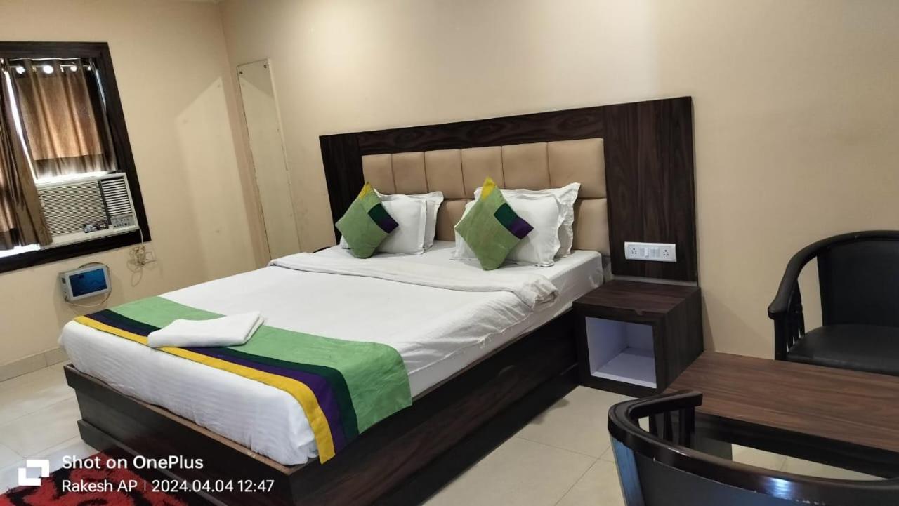 Hotel Paradise Convention บูบันเนสชวาร์ ภายนอก รูปภาพ