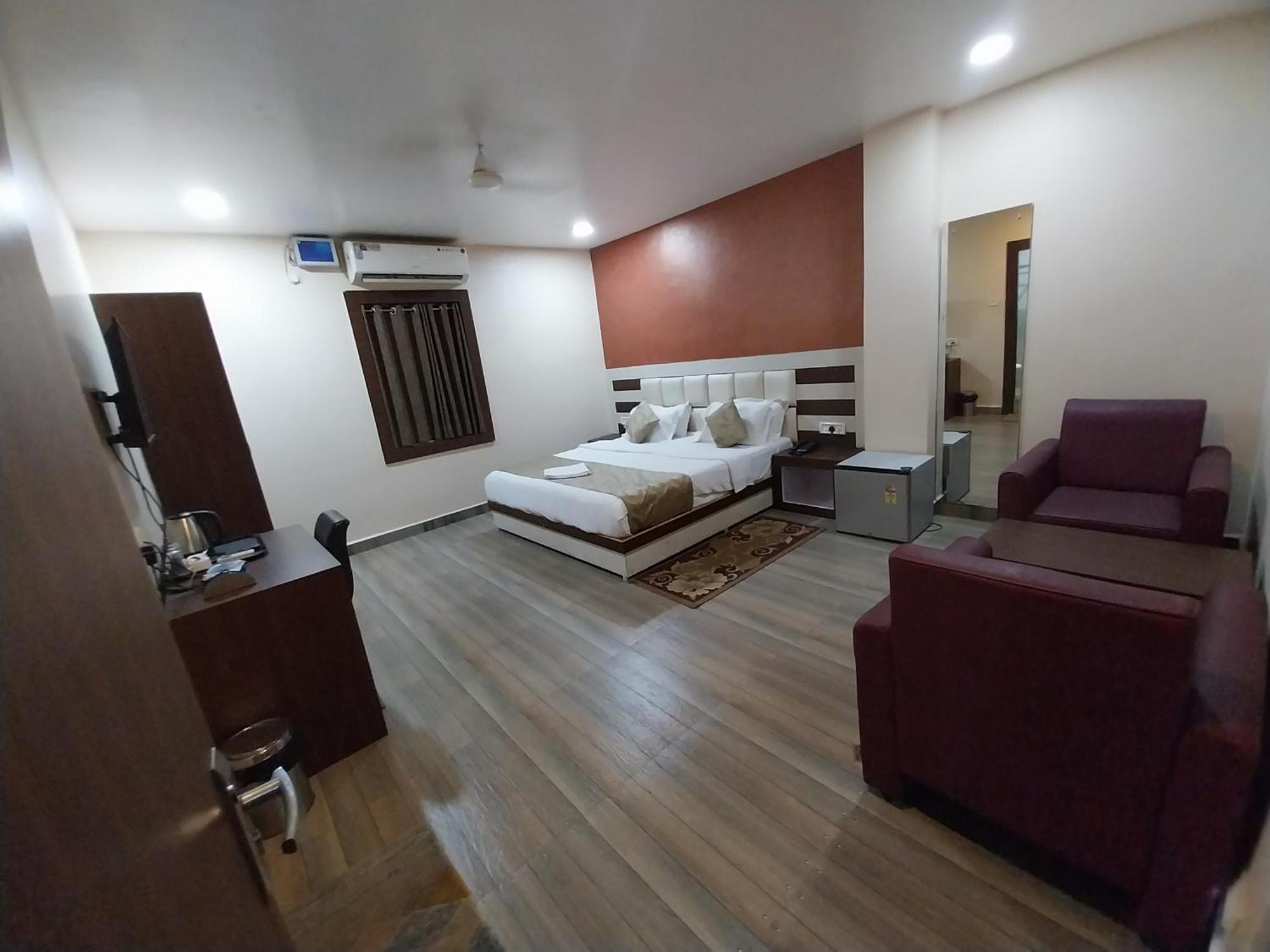 Hotel Paradise Convention บูบันเนสชวาร์ ภายนอก รูปภาพ